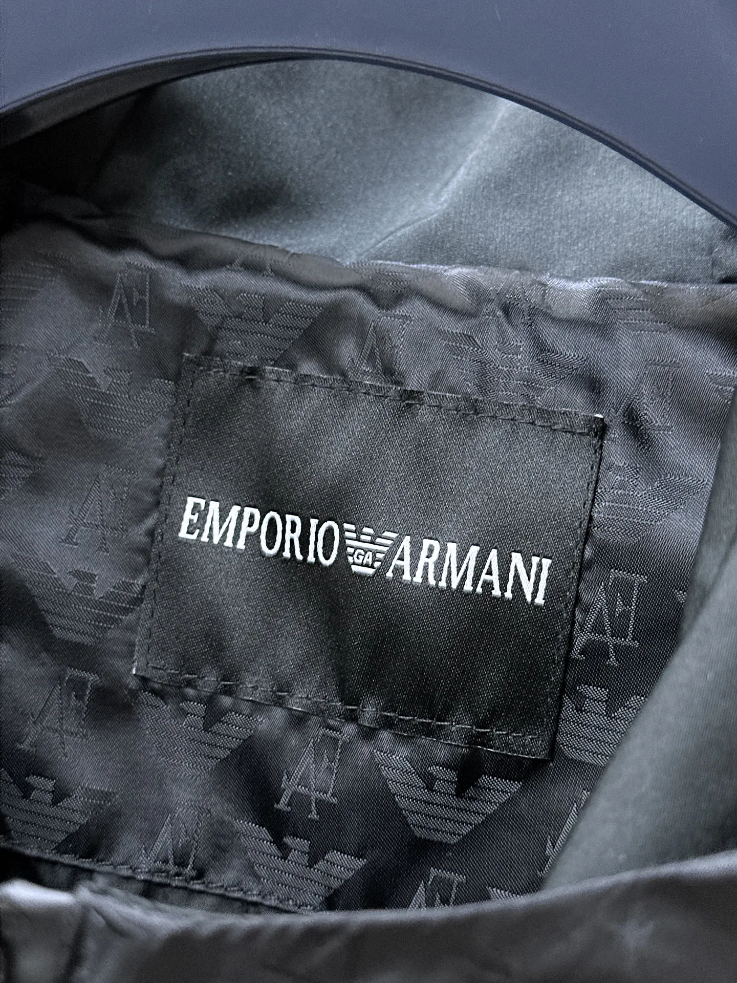 Armani official website Same Style, complete with three labels, on sale in advance. 2026 Autumn and Winter New Arrival men's jacket, Original with complete three labels, Premium version. Custom-made fabrics at the counter. Breathable, high comfort, impeccable details, brand element design concept, reflecting high quality. It feels delicate and soft, presents a casual cut, and has a great upper body shape. Sizes: M～3XL